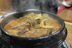Particular sopa calentada con piedras a la brasa… Calapurca